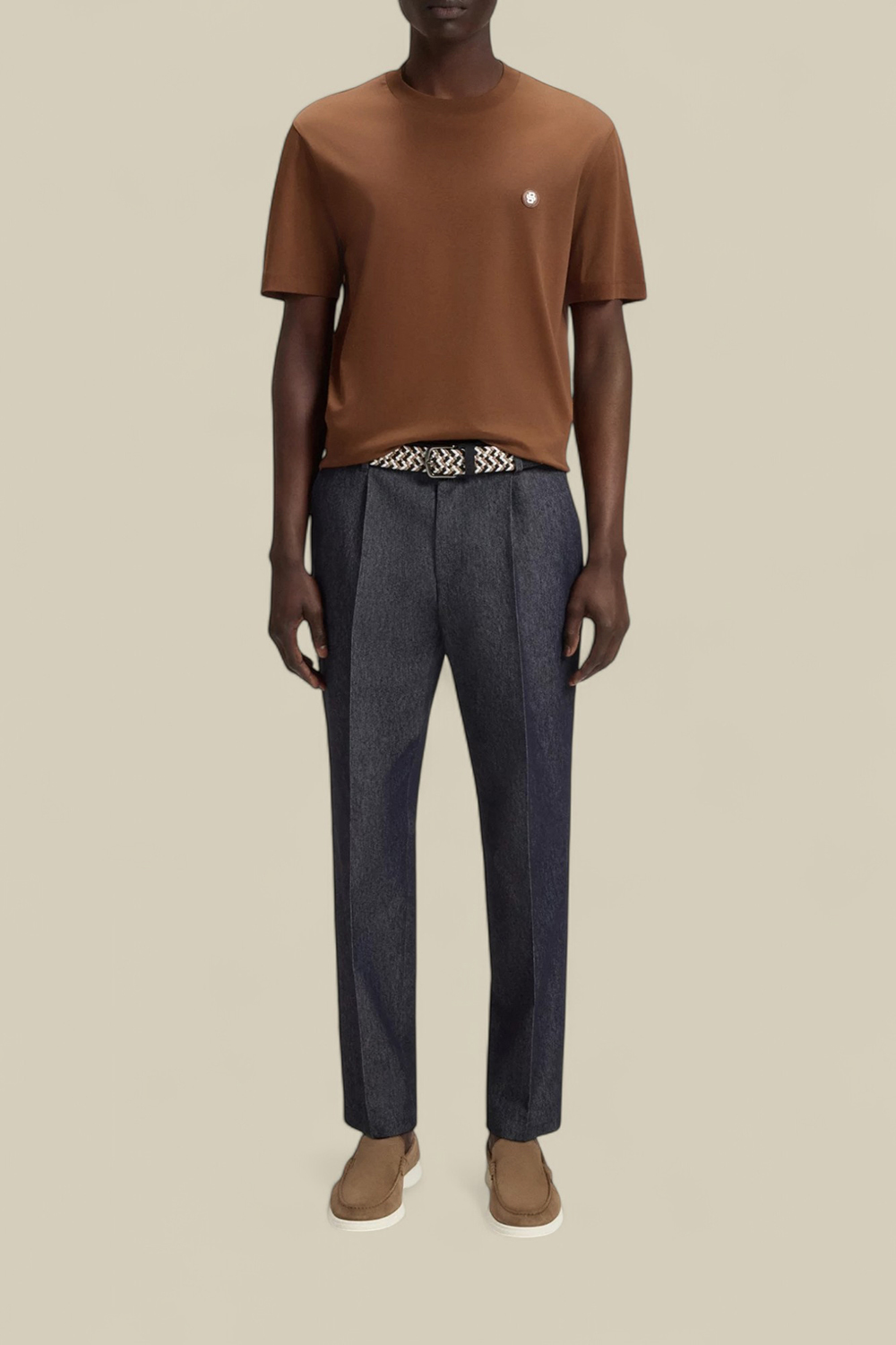 תמונת כל הלוק של חולצת טי